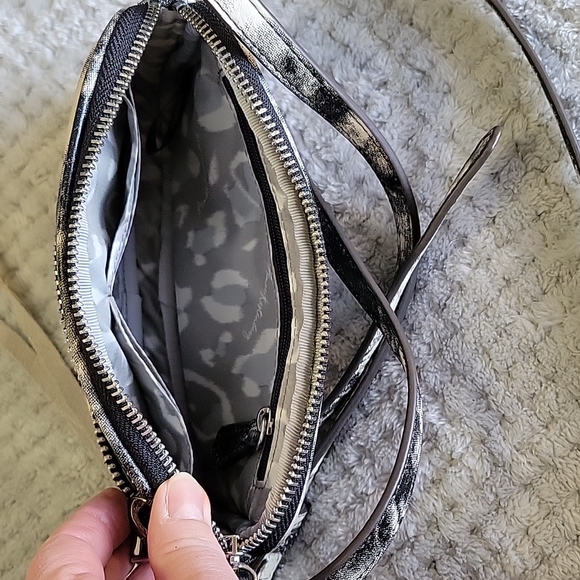 TyeDieCrossbody - Picture 3 of 9